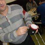 Svatoš drží hrnek