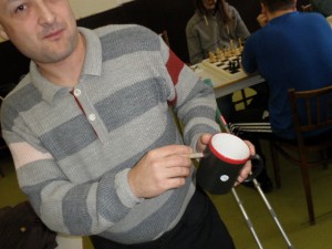 Svatoš drží hrnek
