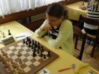 Kristýna přísně v brýlích